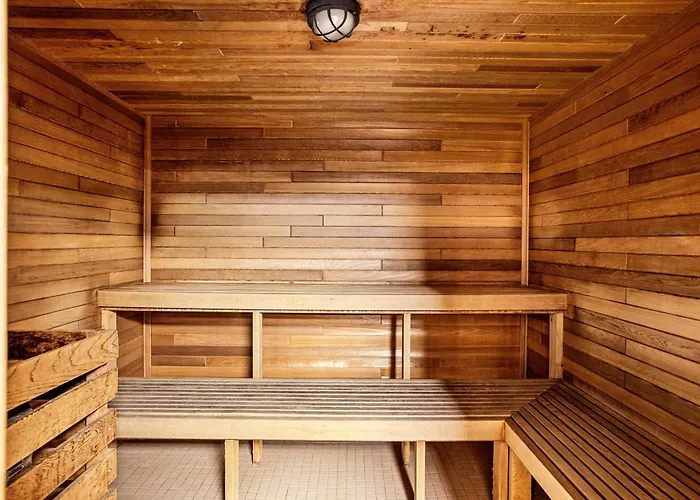 Glacier Mountaineer Lodge